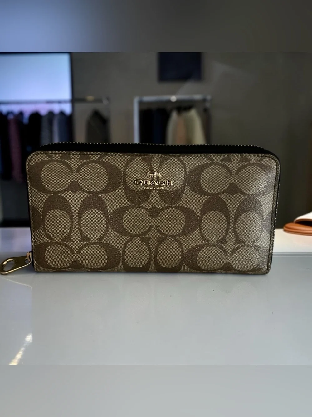 SPOTLESS & IN EXCELLENT CONDITION!COACH SIGNATURE  ZIP AROUND WALLET CLUTCH